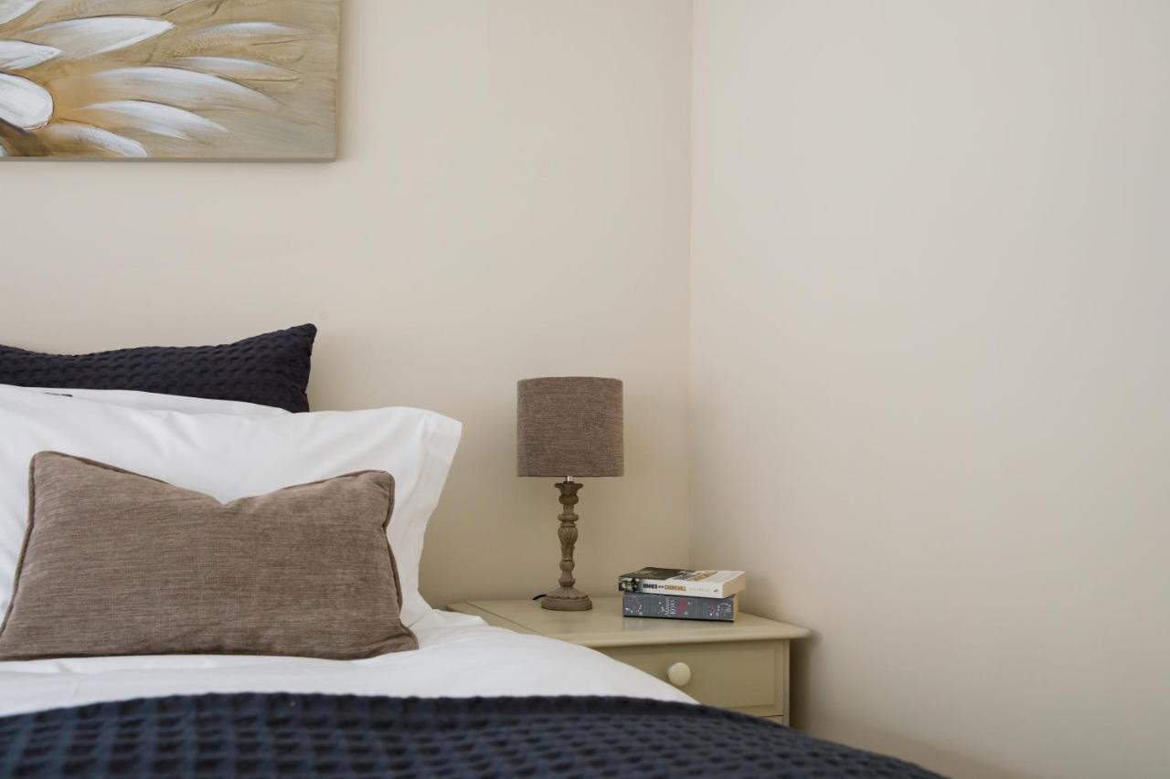 'Orchard Croft Lodge - Chichester', Book-Direct, New Home 1,367 Sq' Ft' , Can Sleep 8 On Request , Split & Link 'Super King' Size Beds, Free Wi-Fi, Sky Tv & Sky Sports, 9 - Minutes From West Wittering Beach, Very Quiet Location, Dog Friendly Eksteriør bilde