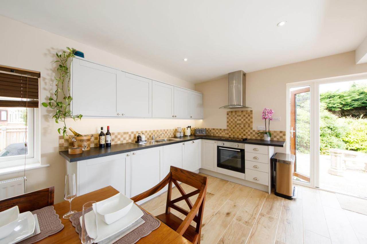 'Orchard Croft Lodge - Chichester', Book-Direct, New Home 1,367 Sq' Ft' , Can Sleep 8 On Request , Split & Link 'Super King' Size Beds, Free Wi-Fi, Sky Tv & Sky Sports, 9 - Minutes From West Wittering Beach, Very Quiet Location, Dog Friendly Eksteriør bilde