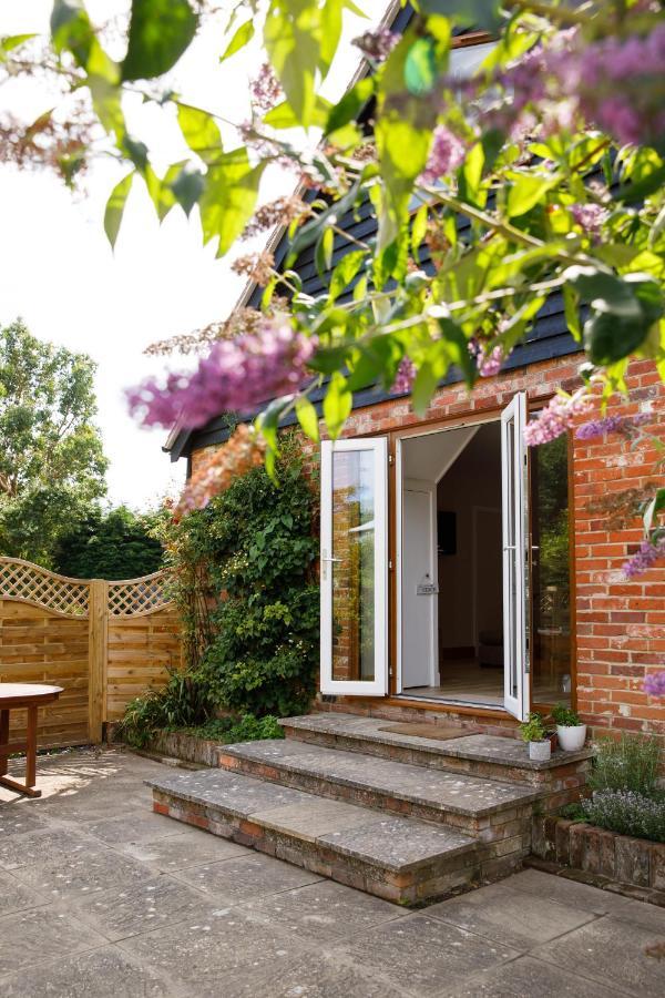 'Orchard Croft Lodge - Chichester', Book-Direct, New Home 1,367 Sq' Ft' , Can Sleep 8 On Request , Split & Link 'Super King' Size Beds, Free Wi-Fi, Sky Tv & Sky Sports, 9 - Minutes From West Wittering Beach, Very Quiet Location, Dog Friendly Eksteriør bilde