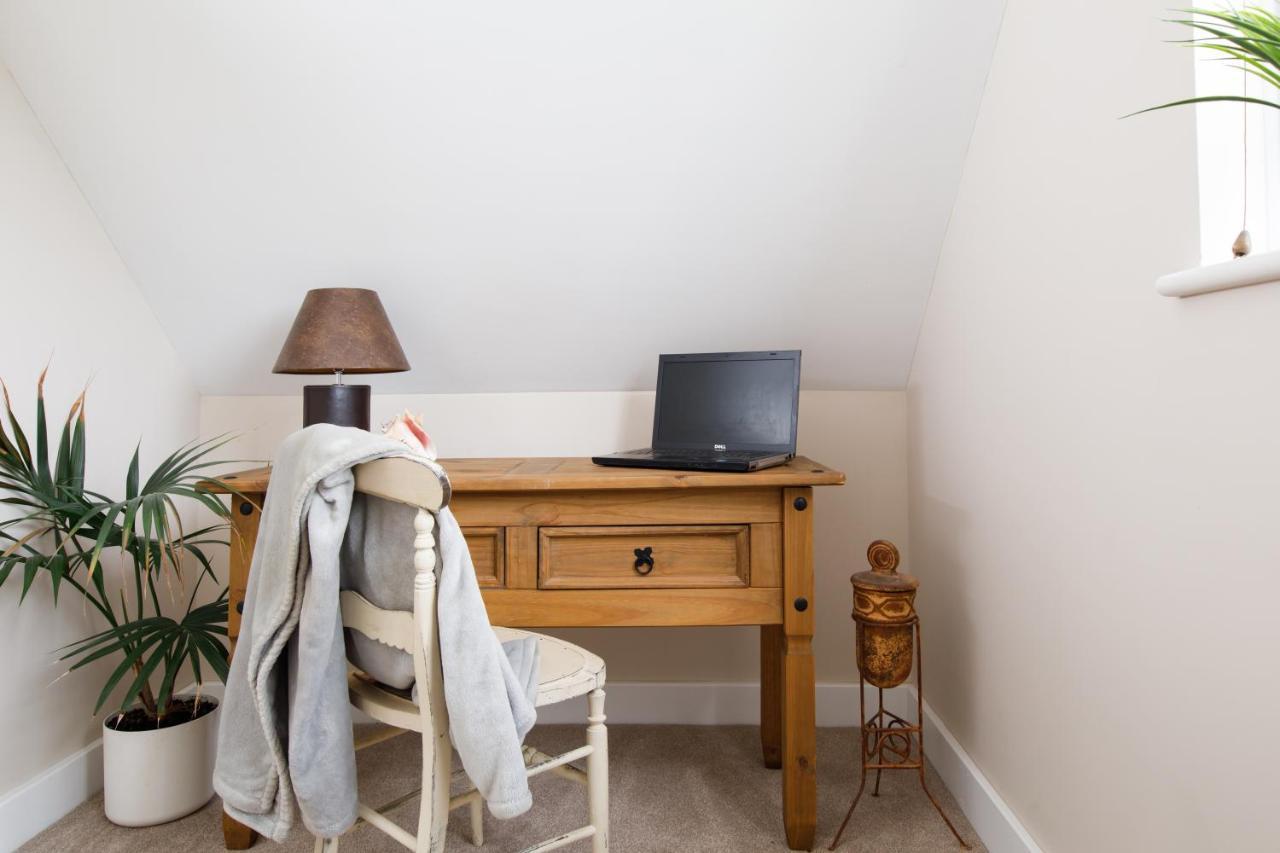 'Orchard Croft Lodge - Chichester', Book-Direct, New Home 1,367 Sq' Ft' , Can Sleep 8 On Request , Split & Link 'Super King' Size Beds, Free Wi-Fi, Sky Tv & Sky Sports, 9 - Minutes From West Wittering Beach, Very Quiet Location, Dog Friendly Eksteriør bilde
