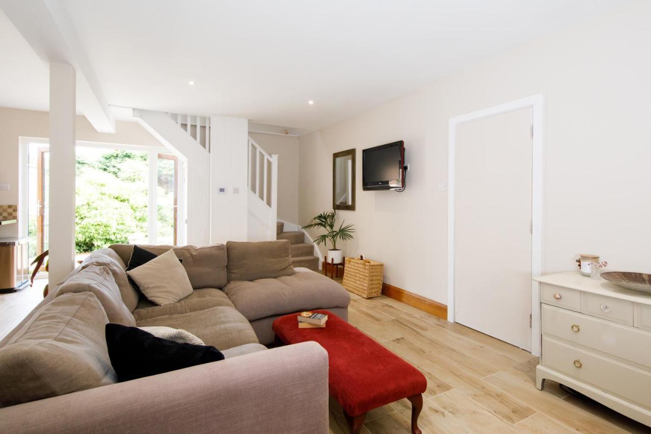 'Orchard Croft Lodge - Chichester', Book-Direct, New Home 1,367 Sq' Ft' , Can Sleep 8 On Request , Split & Link 'Super King' Size Beds, Free Wi-Fi, Sky Tv & Sky Sports, 9 - Minutes From West Wittering Beach, Very Quiet Location, Dog Friendly Eksteriør bilde