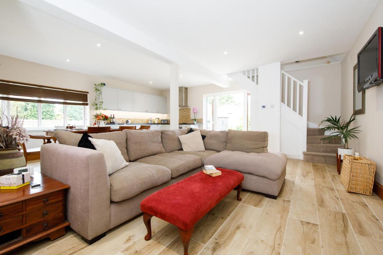 'Orchard Croft Lodge - Chichester', Book-Direct, New Home 1,367 Sq' Ft' , Can Sleep 8 On Request , Split & Link 'Super King' Size Beds, Free Wi-Fi, Sky Tv & Sky Sports, 9 - Minutes From West Wittering Beach, Very Quiet Location, Dog Friendly Eksteriør bilde