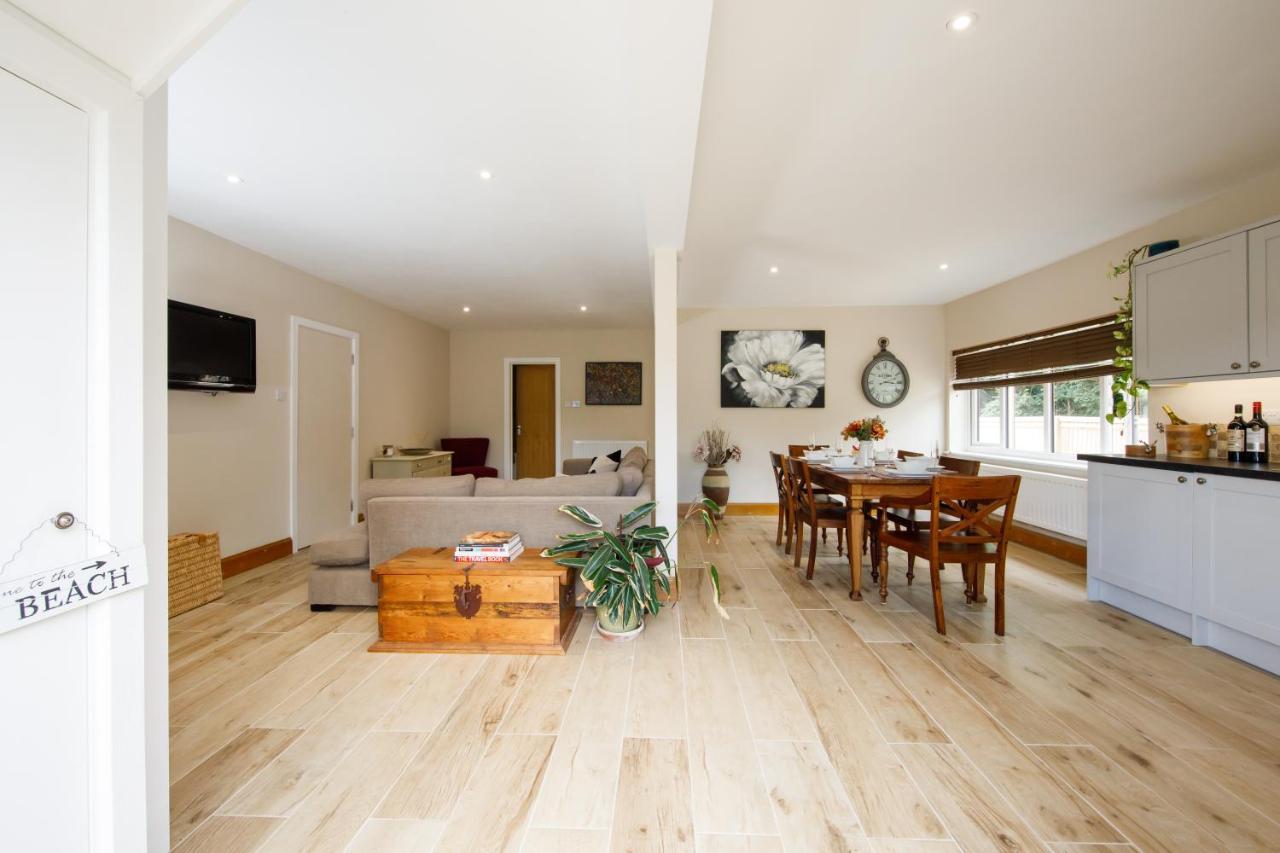 'Orchard Croft Lodge - Chichester', Book-Direct, New Home 1,367 Sq' Ft' , Can Sleep 8 On Request , Split & Link 'Super King' Size Beds, Free Wi-Fi, Sky Tv & Sky Sports, 9 - Minutes From West Wittering Beach, Very Quiet Location, Dog Friendly Eksteriør bilde
