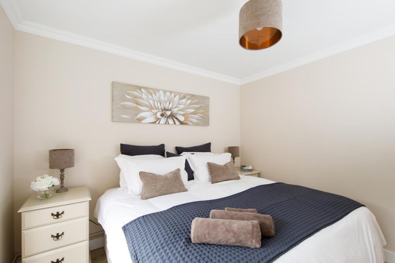 'Orchard Croft Lodge - Chichester', Book-Direct, New Home 1,367 Sq' Ft' , Can Sleep 8 On Request , Split & Link 'Super King' Size Beds, Free Wi-Fi, Sky Tv & Sky Sports, 9 - Minutes From West Wittering Beach, Very Quiet Location, Dog Friendly Eksteriør bilde