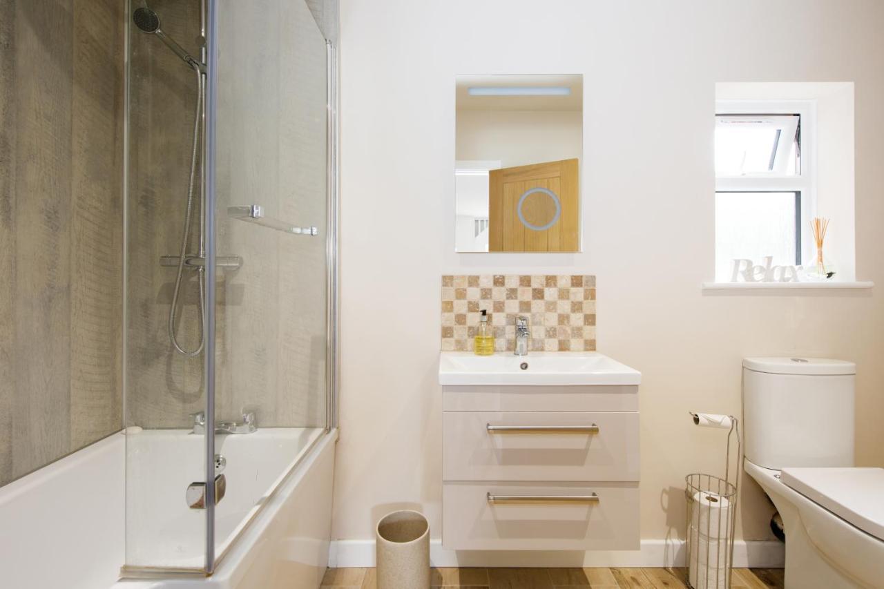 'Orchard Croft Lodge - Chichester', Book-Direct, New Home 1,367 Sq' Ft' , Can Sleep 8 On Request , Split & Link 'Super King' Size Beds, Free Wi-Fi, Sky Tv & Sky Sports, 9 - Minutes From West Wittering Beach, Very Quiet Location, Dog Friendly Eksteriør bilde