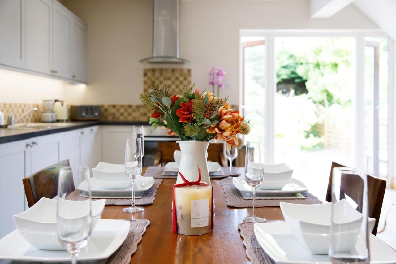 'Orchard Croft Lodge - Chichester', Book-Direct, New Home 1,367 Sq' Ft' , Can Sleep 8 On Request , Split & Link 'Super King' Size Beds, Free Wi-Fi, Sky Tv & Sky Sports, 9 - Minutes From West Wittering Beach, Very Quiet Location, Dog Friendly Eksteriør bilde