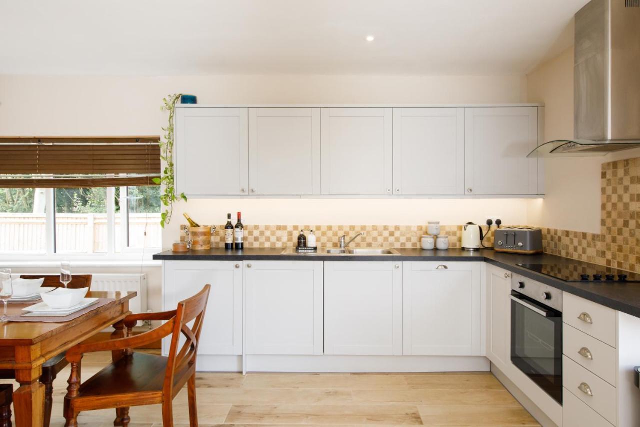 'Orchard Croft Lodge - Chichester', Book-Direct, New Home 1,367 Sq' Ft' , Can Sleep 8 On Request , Split & Link 'Super King' Size Beds, Free Wi-Fi, Sky Tv & Sky Sports, 9 - Minutes From West Wittering Beach, Very Quiet Location, Dog Friendly Eksteriør bilde