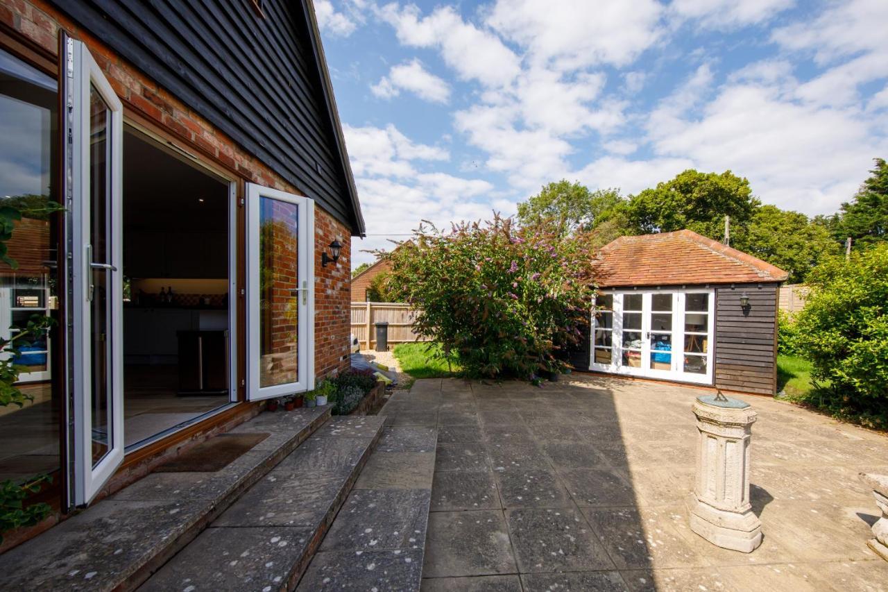 'Orchard Croft Lodge - Chichester', Book-Direct, New Home 1,367 Sq' Ft' , Can Sleep 8 On Request , Split & Link 'Super King' Size Beds, Free Wi-Fi, Sky Tv & Sky Sports, 9 - Minutes From West Wittering Beach, Very Quiet Location, Dog Friendly Eksteriør bilde
