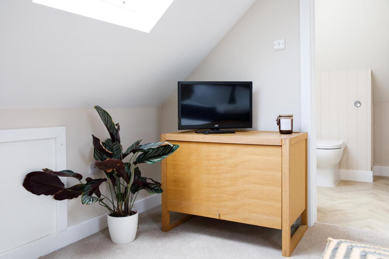 'Orchard Croft Lodge - Chichester', Book-Direct, New Home 1,367 Sq' Ft' , Can Sleep 8 On Request , Split & Link 'Super King' Size Beds, Free Wi-Fi, Sky Tv & Sky Sports, 9 - Minutes From West Wittering Beach, Very Quiet Location, Dog Friendly Eksteriør bilde