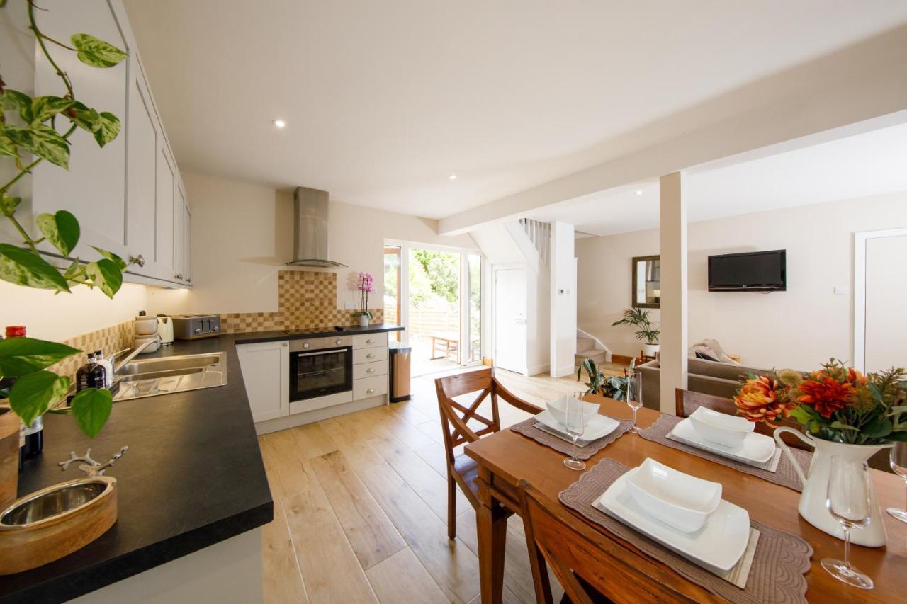 'Orchard Croft Lodge - Chichester', Book-Direct, New Home 1,367 Sq' Ft' , Can Sleep 8 On Request , Split & Link 'Super King' Size Beds, Free Wi-Fi, Sky Tv & Sky Sports, 9 - Minutes From West Wittering Beach, Very Quiet Location, Dog Friendly Eksteriør bilde