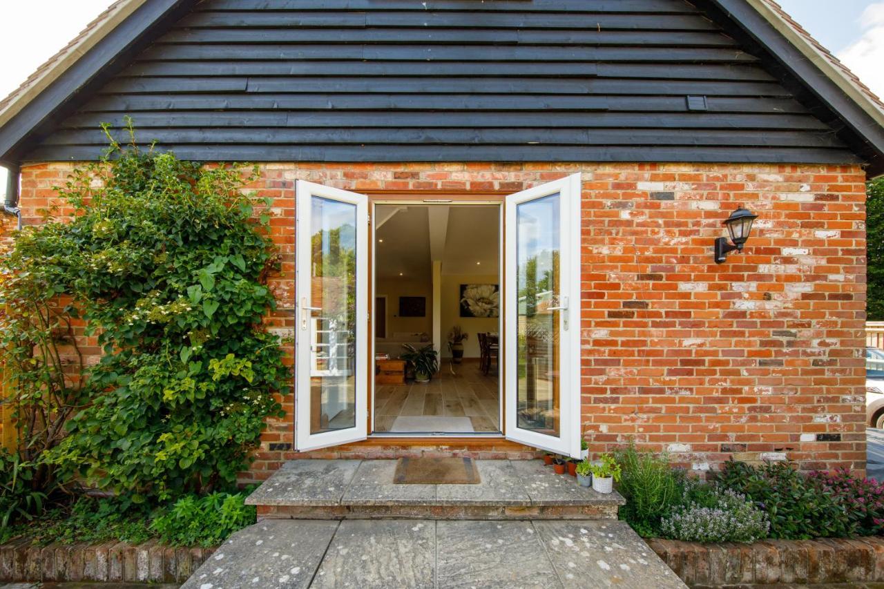 'Orchard Croft Lodge - Chichester', Book-Direct, New Home 1,367 Sq' Ft' , Can Sleep 8 On Request , Split & Link 'Super King' Size Beds, Free Wi-Fi, Sky Tv & Sky Sports, 9 - Minutes From West Wittering Beach, Very Quiet Location, Dog Friendly Eksteriør bilde