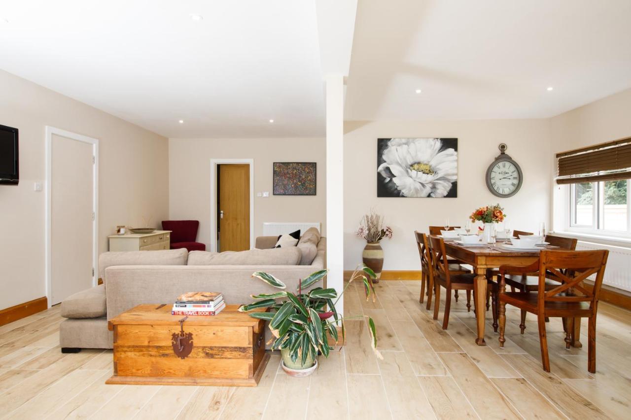 'Orchard Croft Lodge - Chichester', Book-Direct, New Home 1,367 Sq' Ft' , Can Sleep 8 On Request , Split & Link 'Super King' Size Beds, Free Wi-Fi, Sky Tv & Sky Sports, 9 - Minutes From West Wittering Beach, Very Quiet Location, Dog Friendly Eksteriør bilde